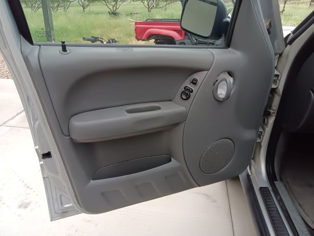 2006 LIBERTY 4X4 SILVER (4).jpg